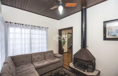 Casa com 4 dormitórios, suíte, lareira, churrasqueira, sacada, pátio e 3 vagas de garagem no bairro jardim itu, em porto alegre.