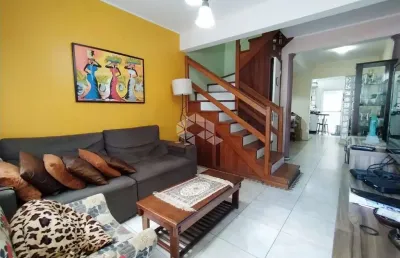 Casa triplex em condomínio fechado, 3 dormitórios sendo 1 suíte master no bairro humaita, em porto alegre