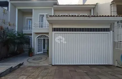 Casa com 303m2 de área construída, 3 dormitórios sendo 1 suíte, com 2 vagas de garagem, em porto alegre