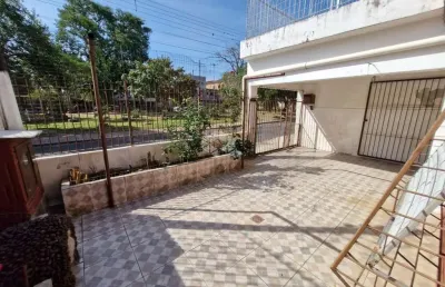 Casa com 2 dormitórios e 1 vaga de garagem, no bairro farrapos, em porto alegre.