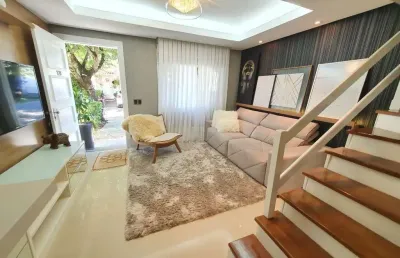 Casa em condomínio fechado no bairro humaitá em porto alegre.