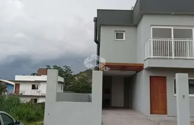 Casa geminada 03 quartos sendo 01 suíte no bairro rio tavares - florianópolis/sc