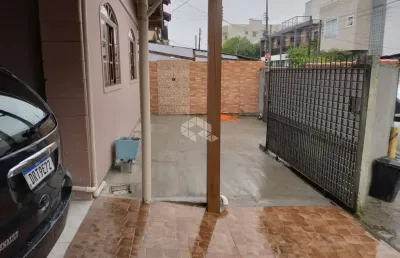 Casa com 3 quartos e + 3 quitinetes nos ingleses do rio vermelho