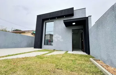 Casa dois dormitórios, sendo uma suíte, sala e cozinha ampla.