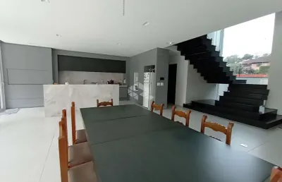 Casa com 4 suítes, 4 vagas garagem e piscina no salgado filho