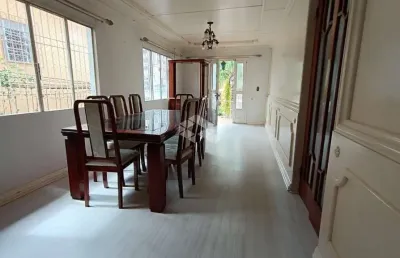 Casa 2 dormitórios, espaço p escritório garagem 2 xarros