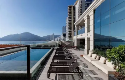 Apartamento  frente mar com 05 dormitórios sendo 05 suítes com 05 vagas de garagem