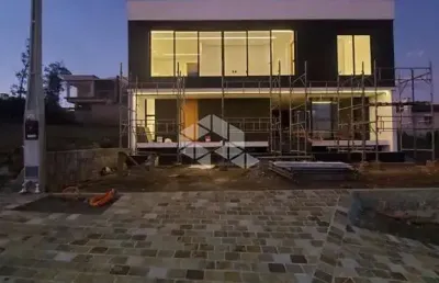 Residência moderna e sofisticada em fase final de acabamentos.
