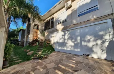 Casa com 03 dormitórios(1 suíte com closet) em meio a natureza, ideal pra quem busca sossego...