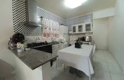 Casa 2 dormitorios, sala de estar, cozinha, 1 banheiro socia, garagem coberta para 3 carros, pátio murado e gradeado e portão eletrõnico.