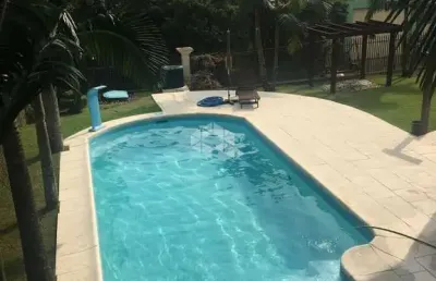 Casa 3 dormitórios, 1 suite, 4 banheiros, 1 escritorio, área de serviço, piscina, aceita financiamento.