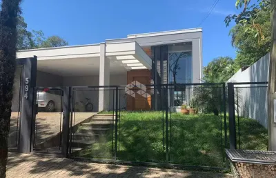 Residência semimobiliada, moderna e completa a poucos metros do centro