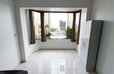 Apartamento  amplo de 1 dormitório, semimobiliado, sacada, vista, elevador próximo ao carrefour no  centro de novo hamburgo. aceita financiamento mcmv