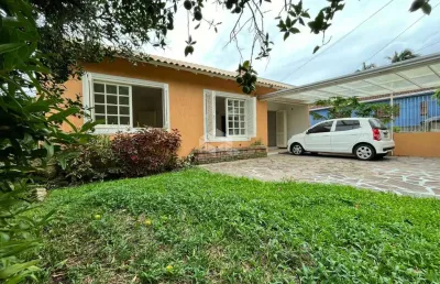 Casa com 2, sendo um suíte,2 churrasqueiras, pátio, no bairro vila nova,novo hamburgo aceita financiamento e fgts como entrada.