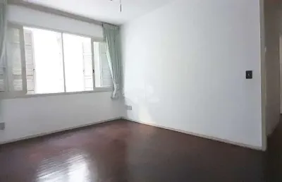 Desocupado apartamento com  02 dormitórios com dependência e elevador.