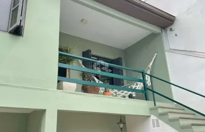 Sobrado com 3 dormitórios, sala ampla, 2 banheiros e cozinha