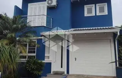 Casa de condomínio com 3 quartos e 2 banheiros à venda.