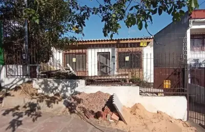 Linda casa toda em processo de reforma, com 3 dormitórios e pátio amplo.