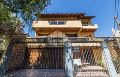 Casa  com 4 dormitórios e 2 vagas, bairro partenon em porto alegre/rs.