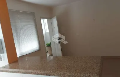 Apartamento de 01 dormitório bem iluminado e desocupado na cidade baixa