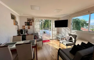Diferenciada cobertura a venda em prédio tranquilo com apenas dois apartamentos por andar.