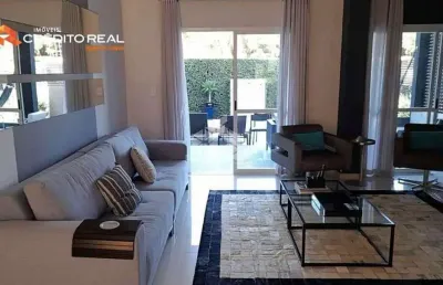 Casa com 500 m² em condomínio fechado no jurerê, sol da manhã, 4 quartos, todos suítes, armários, 2 vagas de garagem, aceita pet, fica a 5 minutos a p