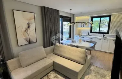 Apartamento duplex, 2 suítes à venda a 100 metros da praia de jurerê.