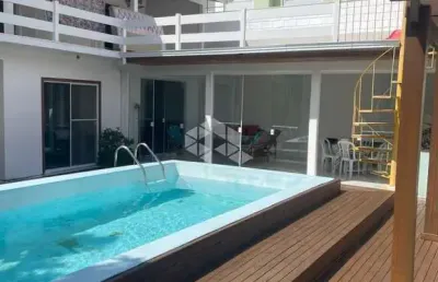 Casa à venda  poucos metros da praia de canasvieiras