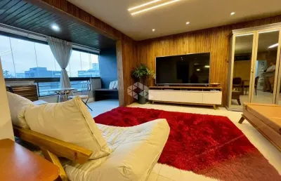 Apartamento à venda de 2 dormitórios mobiliado em jurerê ,peerto da praia