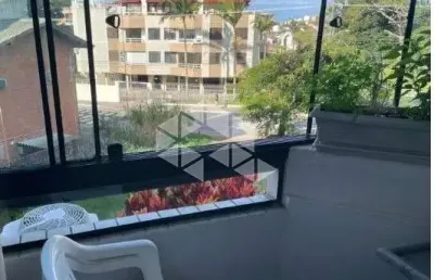 Apartamento à venda em canasvieiras de 2 quartos ( 150m da praia )