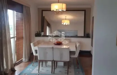 Apartamento de luxo à venda em moema com 240m², 4 dormitórios (sendo 3 suítes) e 4 vagas de garagem demarcadas, além de depósito.