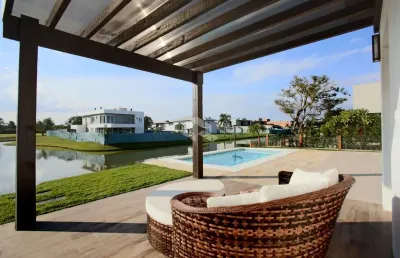 Casa no condomínio ilhas park com cinco suites e  acesso ao rio