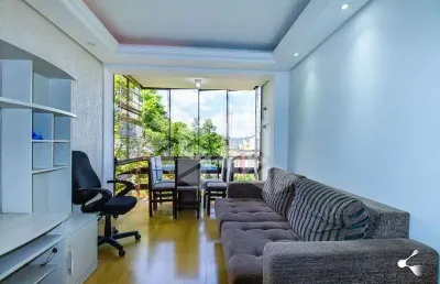 Apartamento de dois dormitórios com sacada e garagem