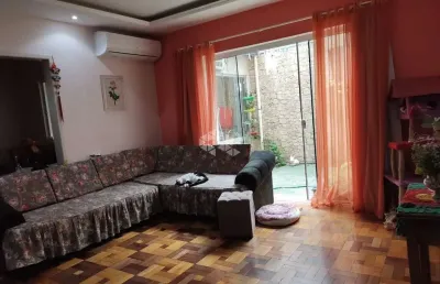Excelente apartamento térreo três dormitórios, com pátio no menino deus