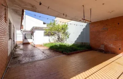 Casa de 3 dormitórios, terreno de esquina no menino deus próximo ao hospital mãe de deus