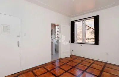 Apartamento de dois dormitórios, mais dois banheiros e boa localização no bairro