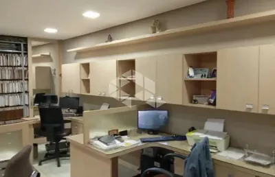 Sala comercial com 67,19m² área privativa, elevador e garagem, bairro menino deus em porto alegre.