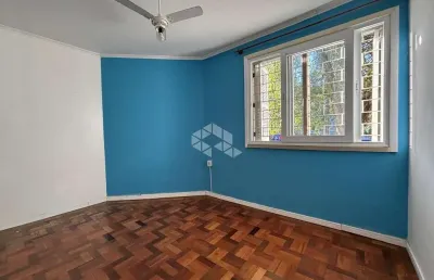 Apartamento térreo de frente com três dormitórios, dois banheiros
