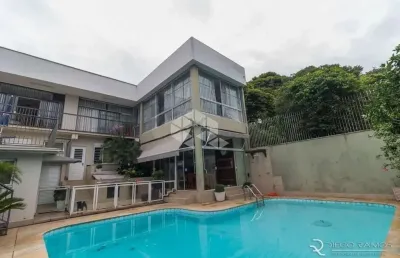 Esplêndida casa/sobrado com 650 m² de área construída.