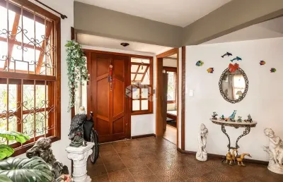 Casa comercial no bairro santana com área total de 217m2 e privada com 180m2, 8 espaços na parte superior e 6 na parte inferior.