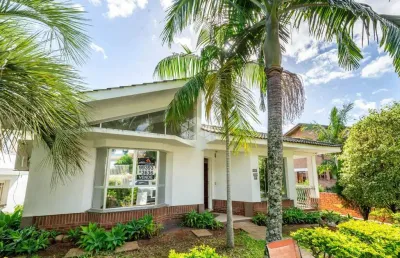 Casa no condomínio cantegril, viamão, com 4 dormitórios, 5 banheiros, 3 vagas de garagem e área privativa de 300m2.