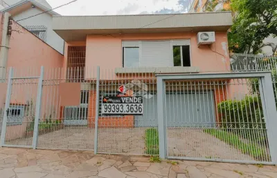 Casa de 3 dormitório no coração do bairro petrópolis.
