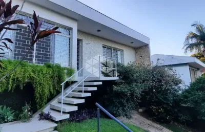 Casa com  piscina, churrasqueira em rua calma e arborizada