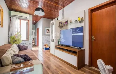 Imóvel aconchegante à venda com 4 quartos, sendo 1 suíte, e 3 banheiros no total.