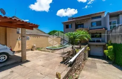 Casa duplex bairro nonoai com 2 dormitórios, 4 banheiros, área total 300m2 e privativa 180m2.