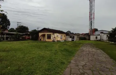 Casa de alvenaria,2 dormitórios,banheiro social,living 2 ambientes,cozinha,garagem fechada .