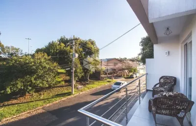 Casa de 3 dormitórios, 3 banheiros e 2 vagas de garagem.