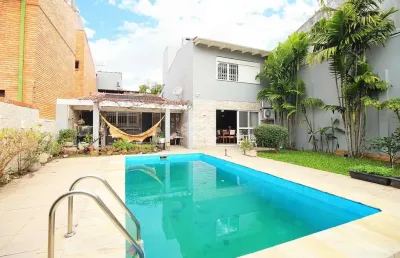 Casa com piscina, 3 dormitórios, sendo 2 suites e 2 vagas no bairro três figueiras