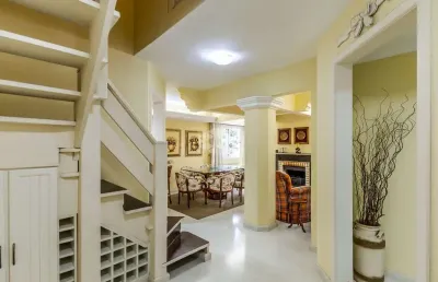 Apartamento mobiliado com 3 suítes a 5 minutos da rua coberta