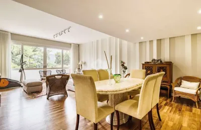 Excelente e amplo apartamento com 195m² privativos, sendo 3 dormitórios, suíte, lavabo, sacada, living 3 ambientes, muito sol, vaga no bairro moinhos